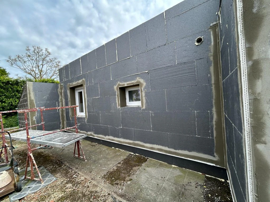Bajabouw gevelisolatie, crepi en totaalrenovatie te Dendermonde